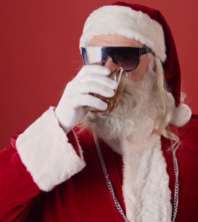 调皮的圣诞老人戴着墨镜喝着威士忌的画像