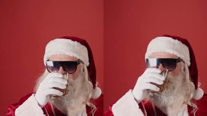 调皮的圣诞老人戴着墨镜喝着威士忌的画像