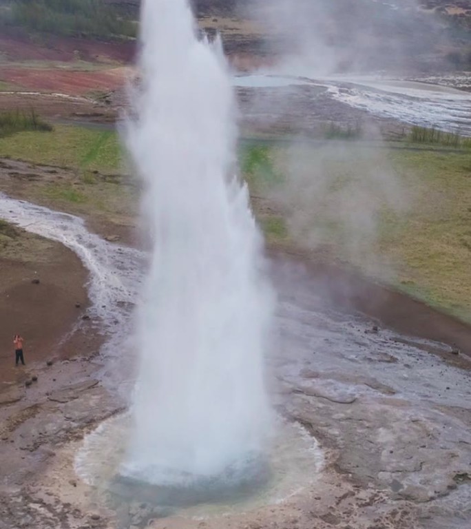 斯特鲁克间歇泉喷发。冰岛。鸟瞰图。垂直视频
