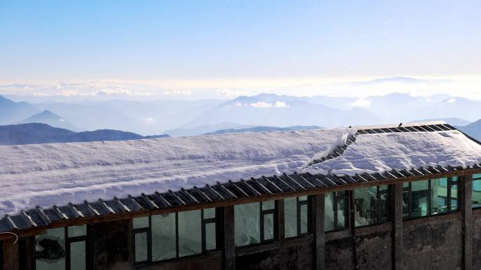 冬天雪地里白雪覆盖的房屋