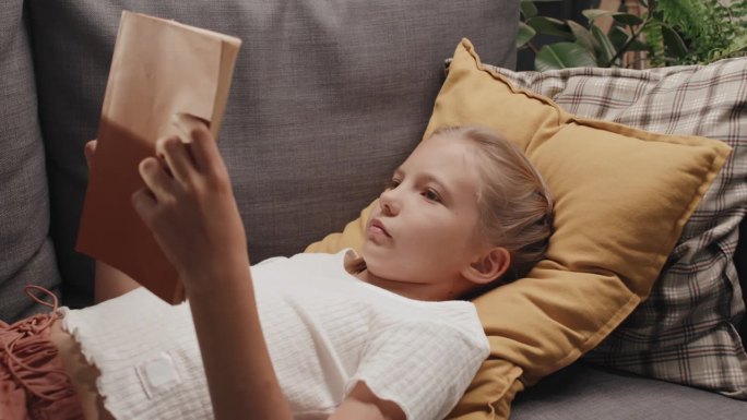 青春期前女孩读物小女孩躺着看书