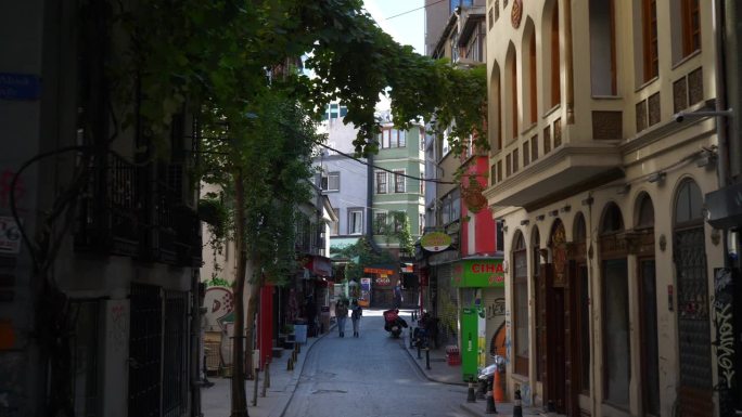 阳光明媚的一天伊斯坦布尔市中心著名的老城区狭窄的街景慢动作全景4k土耳其