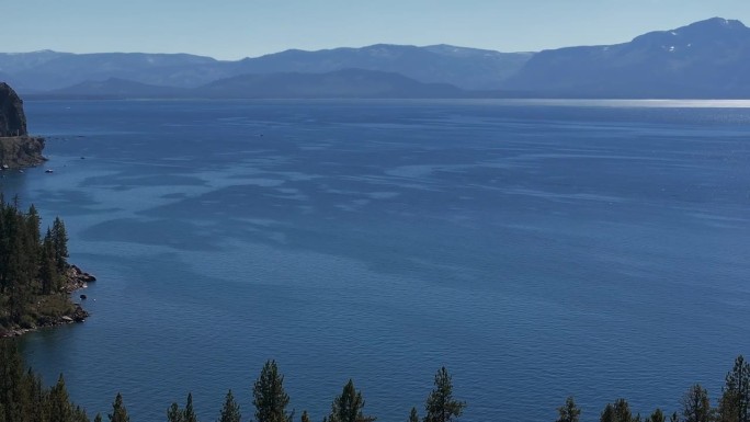 从美国加州上空鸟瞰太浩湖的美景。