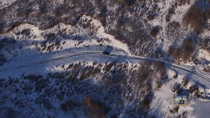 山间雪路爬坡原始森林四驱激情驾驶航拍