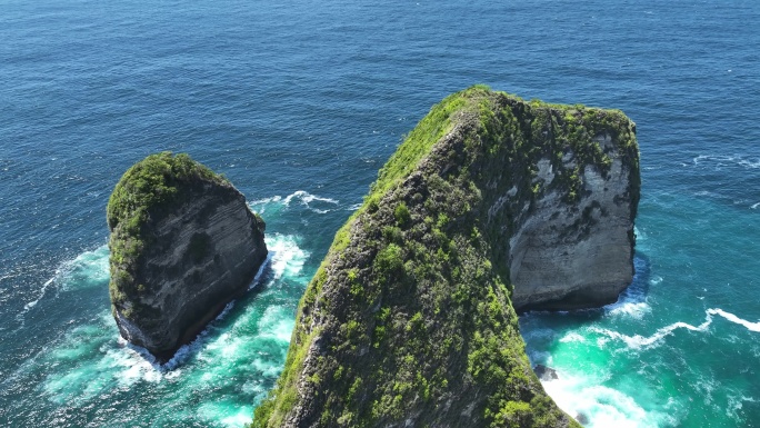 鸟瞰印尼努萨佩尼达岛精灵坠崖和绿松石海洋
