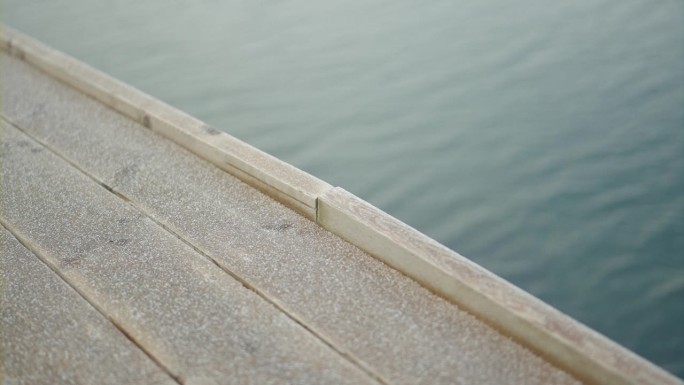 木码头的特写，覆盖着细霜