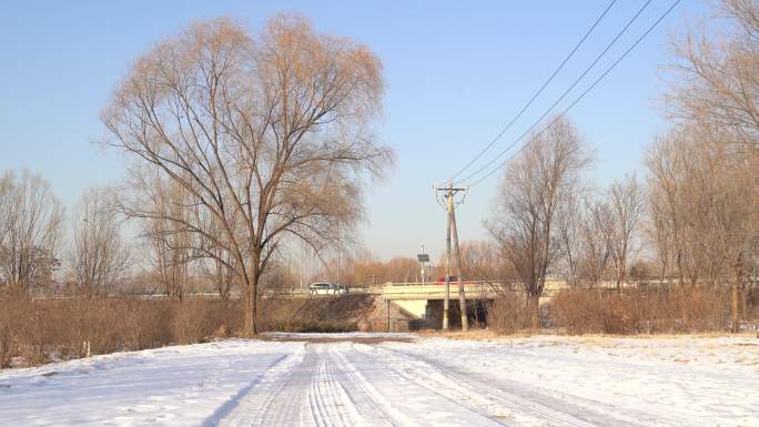 远拍雪地道路上奔驰的车辆行驶而过