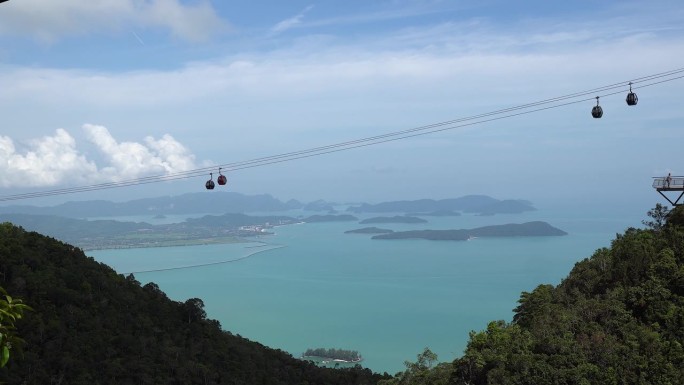 马来西亚浮罗交怡山缆车后面的马六甲海峡