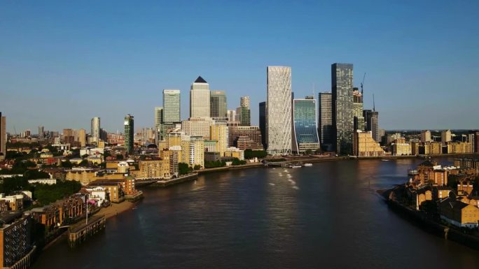 伦敦，沿着摩天大楼的泰晤士河上的无人机视角船