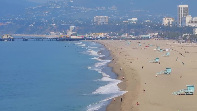 美国洛杉矶美丽的威尼斯海滩区。威尼斯海滩的鸟瞰图，人们在冲浪