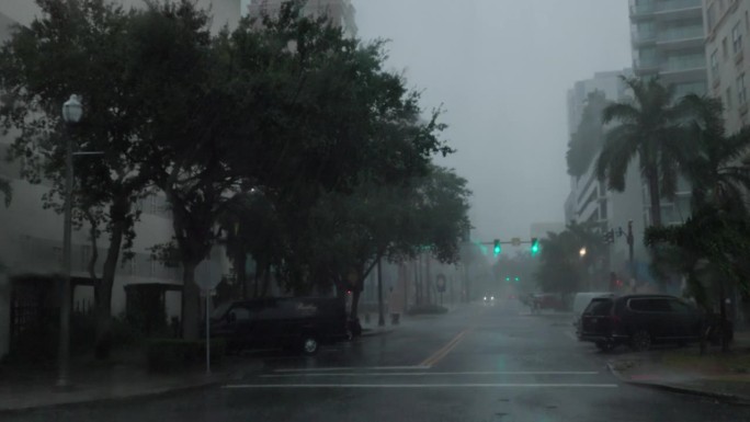 佛罗里达小镇的风暴:飓风边缘导致降雨，佛罗里达州圣彼得堡的道路在早上被洪水淹没。驱动板
