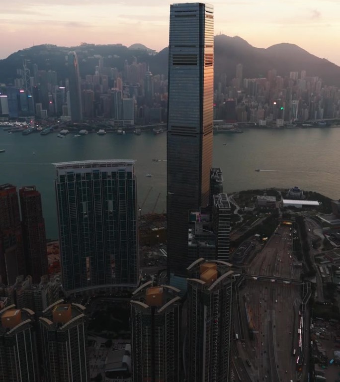 从无人机上看香港，摩天大楼的城市天际线