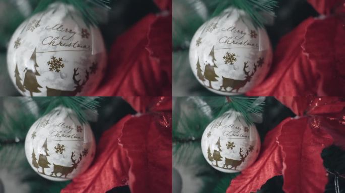 银色圣诞装饰球上挂着圣诞快乐的祝福语和驯鹿，节日快乐的寒假挂在圣诞树上