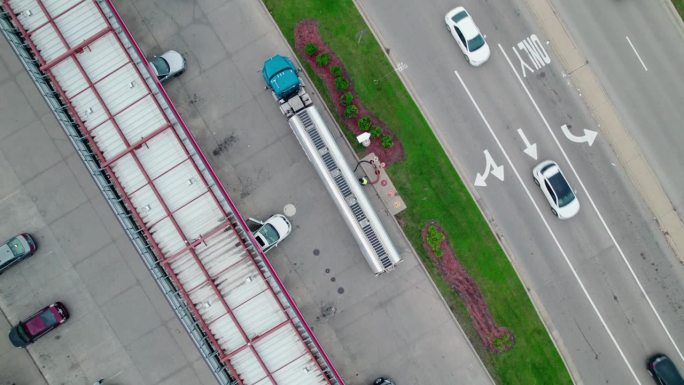 向加油站油泵输送燃料的油罐车的俯视图。卡车司机安全地卸载燃油。地点:美国伊利诺斯州弗农山庄