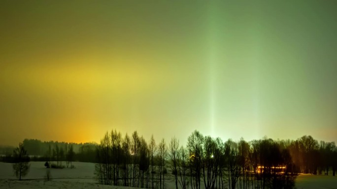 冬日乡村农舍上空的北极光——色彩斑斓的夜间延时