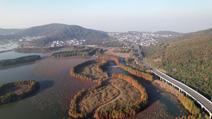 苏州市西岛和太湖的高角度景观。美丽的村庄和多彩的森林在阳光明媚的秋天下午，4k实时镜头，无人机视图。