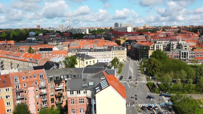 丹麦，奥胡斯:奥胡斯繁忙的街道，后面是市政厅。奥胡斯是丹麦第二大城市，在繁忙的日子里是市中心。城市的