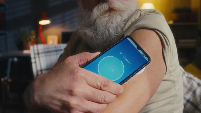 匿名老人用智能手机应用测量血糖