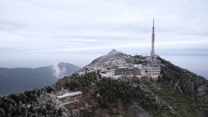 湖南南岳衡山松树凇雪景祝融峰上封寺