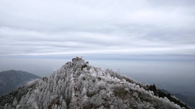 湖南南岳衡山松树凇雪景祝融峰上封寺