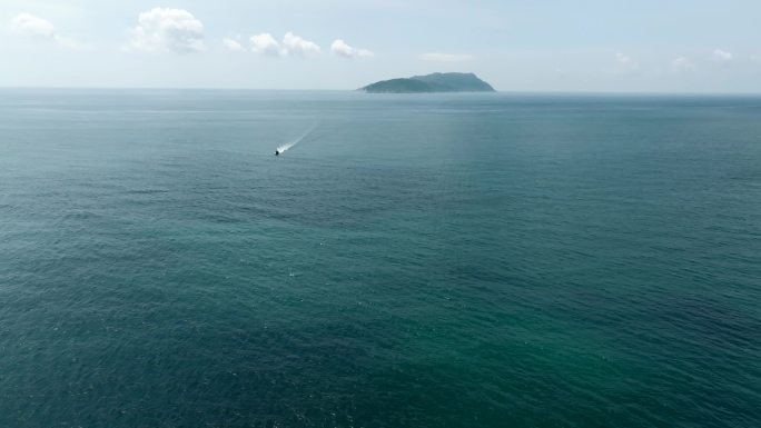 广阔海面有船驶过