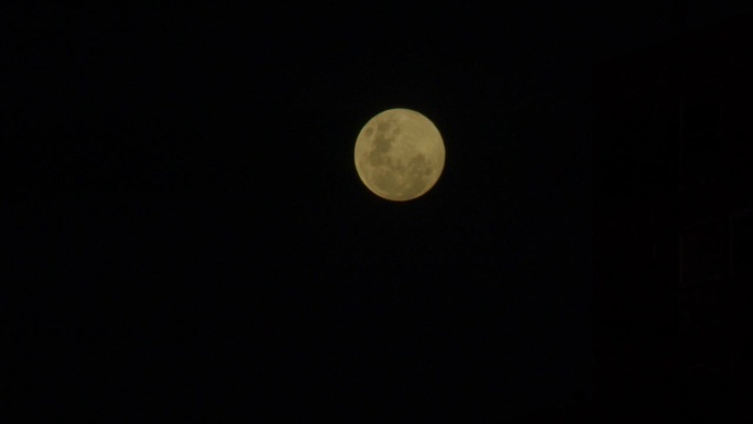 满月在夜空中