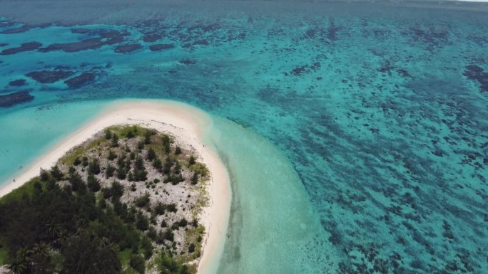 倾斜无人机拍摄的马纳哈岛，露出马里亚纳海沟