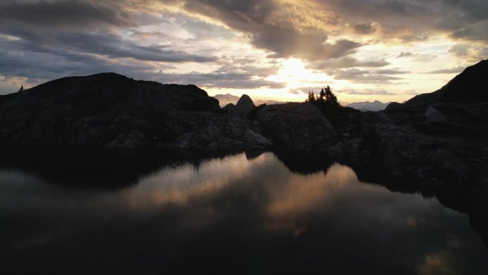 日落时，无人机拍摄的山脉、湖泊和森林