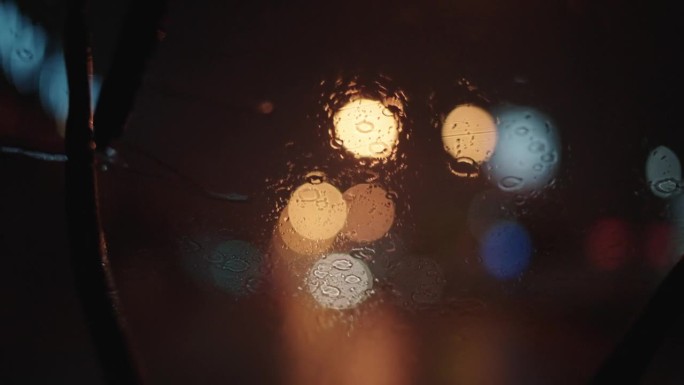 晚上在雨中开车。