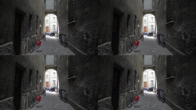 弗里堡，瑞士，大约2022年3月——瑞士城市里古老的后巷，自行车停在那里
