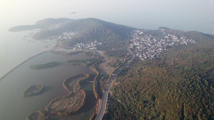 苏州市西岛和太湖的高角度景观。美丽的村庄和多彩的森林在阳光明媚的秋天下午，4k实时镜头，无人机视图。