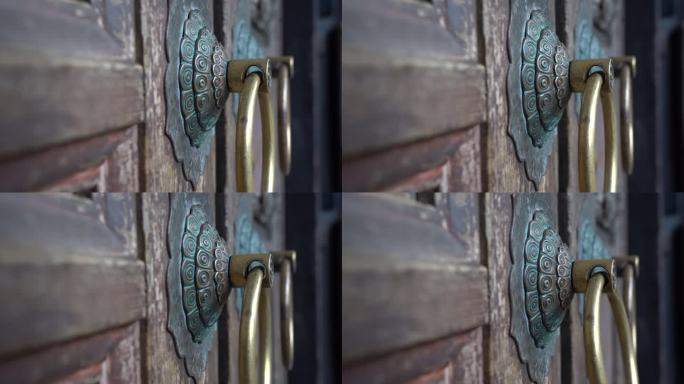 1条4K古旧的门扇门栓