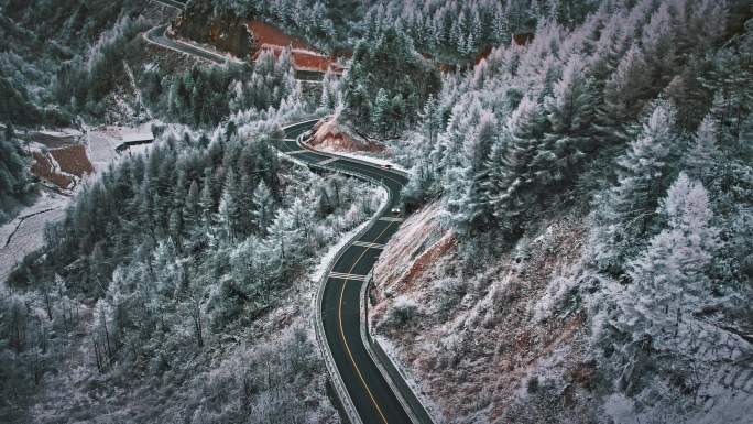 冬日的蜿蜒曲折的山路