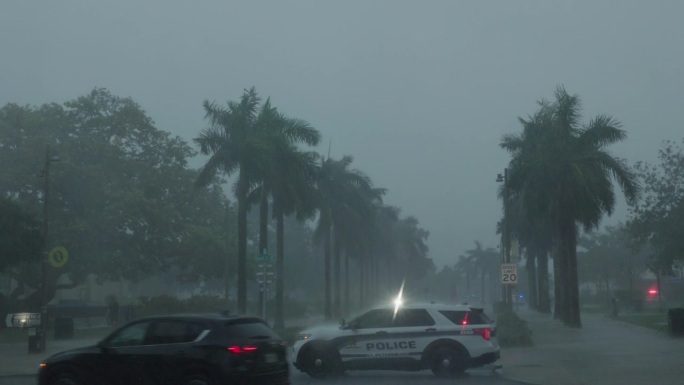 小镇遭遇暴雨洪水后，警方封锁了道路。飓风过后，佛罗里达州圣彼得堡发生洪水。驱动板