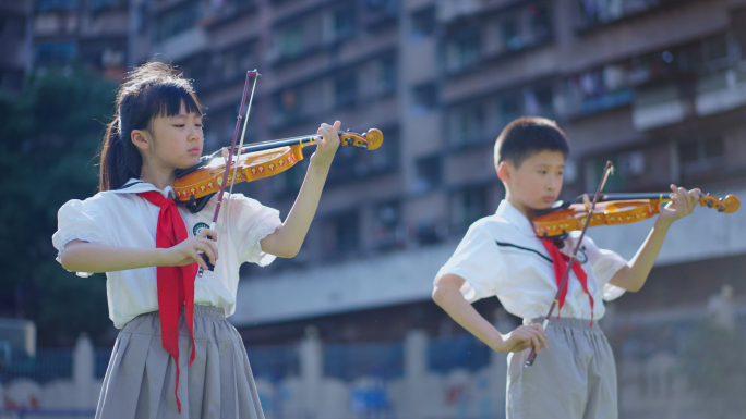 拉小提琴男孩女孩