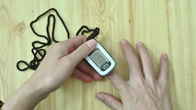 有人用手指上的脉搏血氧仪来测量血氧水平和心率。