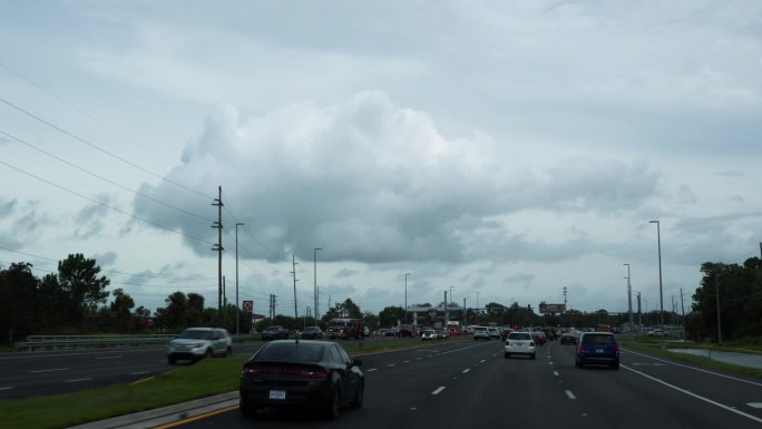 警方在北佛罗里达的迎面而来的车道上设置路障。飓风过后，早上高速公路上一片混乱。道路POV