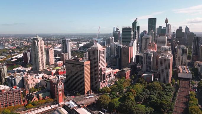 航拍实时镜头的悉尼城市各种建筑在CBD市中心区通过中央车站，悉尼，澳大利亚