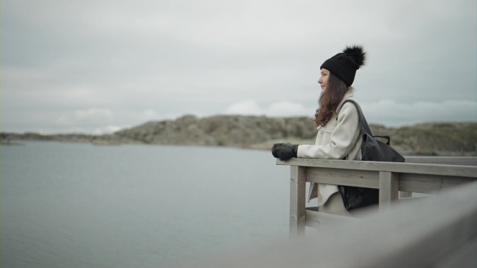 一名妇女在瑞典西海岸探险
