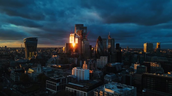 无人机拍摄的日落在伦敦摩天大楼上的倒影