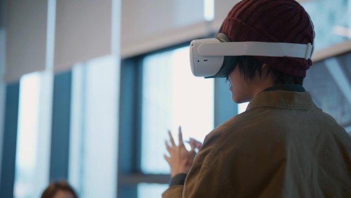 亚洲年轻商人在会议中使用虚拟现实提供。