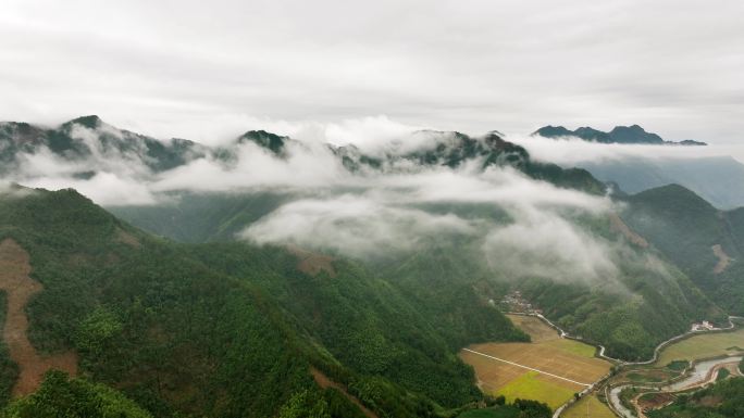 雨后山间云雾