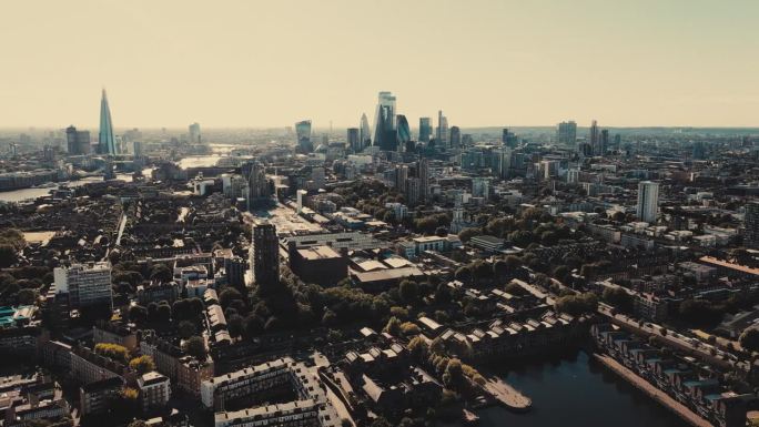 无人机拍摄的伦敦阳光城市天际线