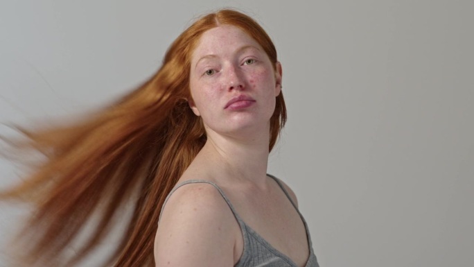 红发女性轻拂她的头发