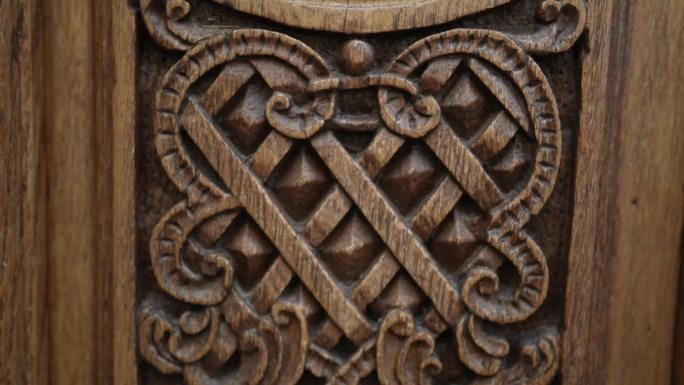 厚重的历史风韵——传统建筑中古色古香的木门雕花，欧洲古老建筑中古门上美丽的装饰