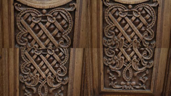 厚重的历史风韵——传统建筑中古色古香的木门雕花，欧洲古老建筑中古门上美丽的装饰