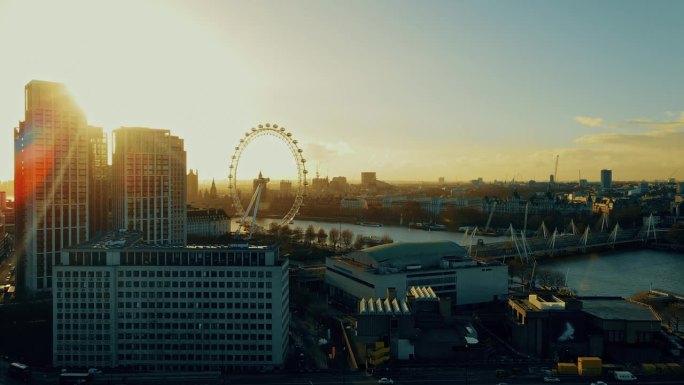 从无人机的角度看，阳光明媚的伦敦天际线上的千禧轮