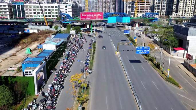 城市道路辅路，街头停放的电动车