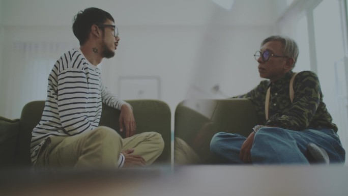 两代人一起工作交谈讨论沟通