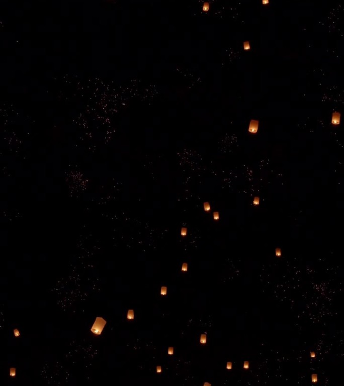 泰国清迈，游客在水灯节上漂浮着天灯。垂直视频